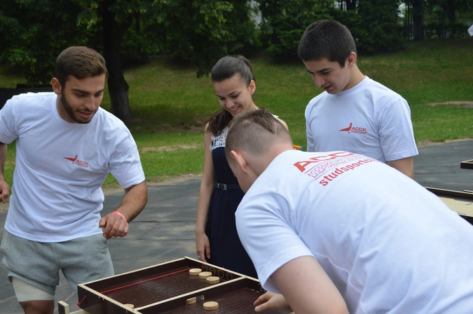 Ребята играют в настольные спортивные игры