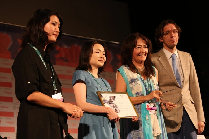 Режиссёр фильма «Будь паинькой» Мипо О (с дипломом) и члены жюри NETPAC