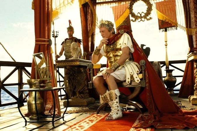 Ален Делон в роли Юлия Цезаря «Астерикс на Олимпийских играх» (2008)