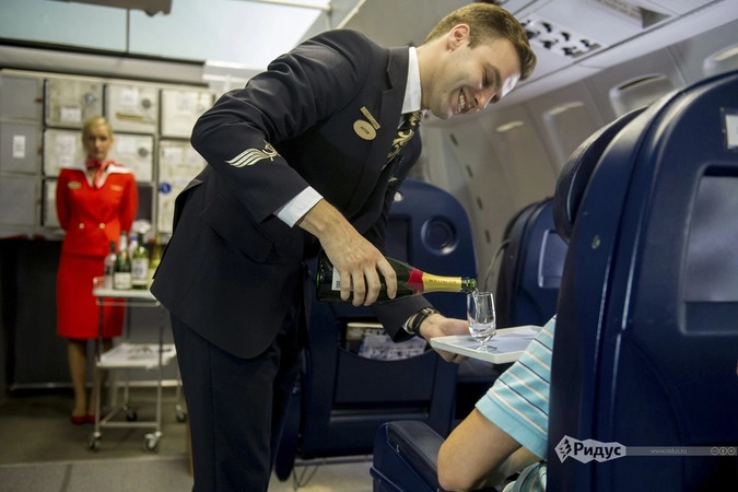 На тренировочной площадке Артем Куприянов наливает