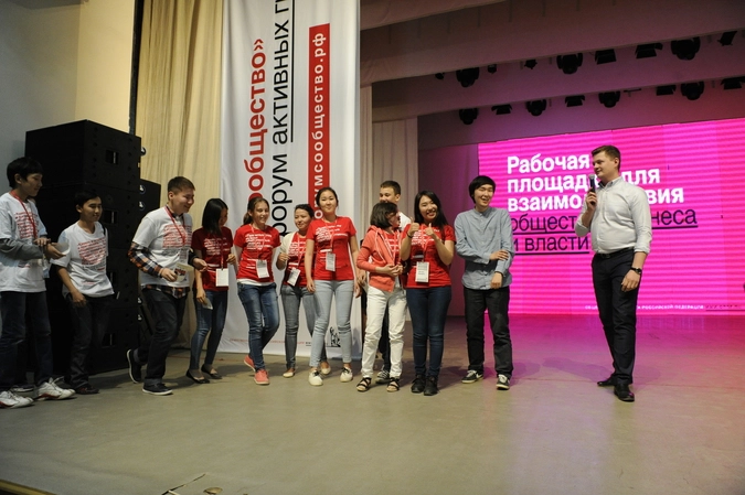 Александр Свинин вместе со всеми участниками приветствует волонтеров якутского форума "Сообщества", без которых "форум бы просто не состоялся"