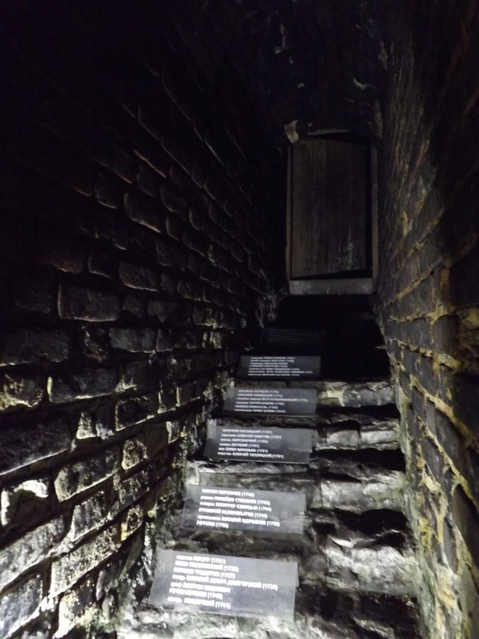 Дверь в тюремную камеру и списки её узников