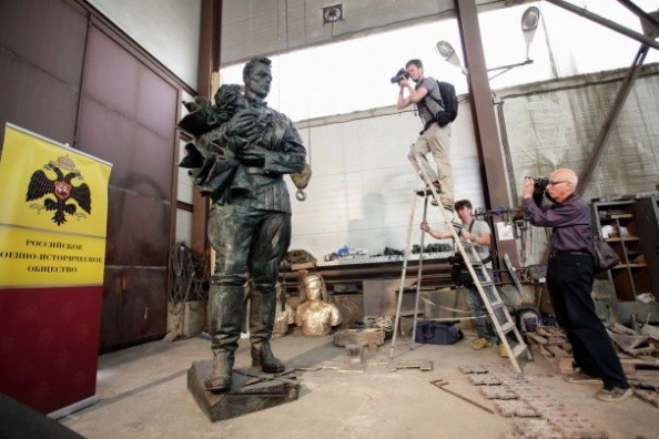 In article d9cdfc8129