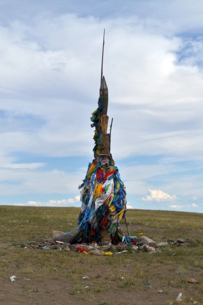 Такие вот столбы-капища стоят по всей Туве. Язычники привязывают ленточки и специальные платочки с молитвами на санкскрите)