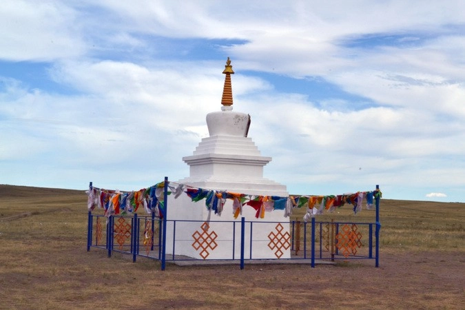  Эти святилища стоят повсеместно – в центре городов и на окраинах, и даже просто в степи, как это.