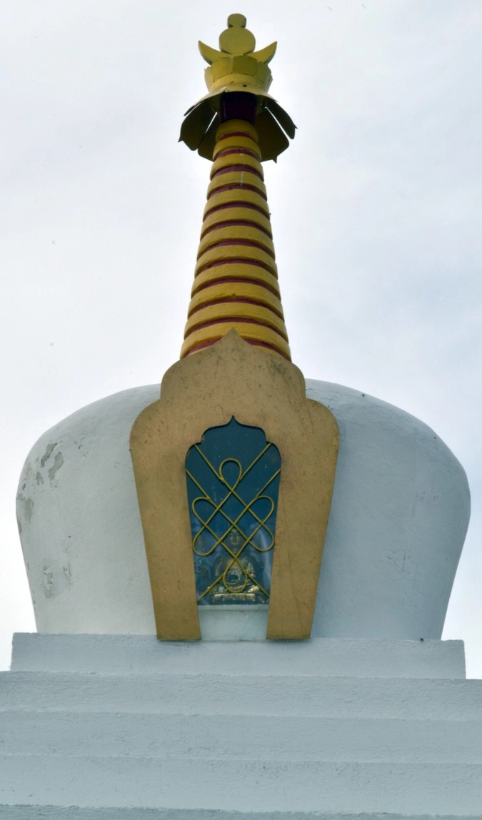 Тара. Ее фигурки во всех этих святилищах. И никто не крадет.)