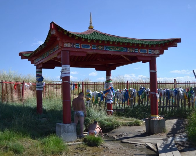 Источник с тремя родниками солоноватой, но целебной воды.