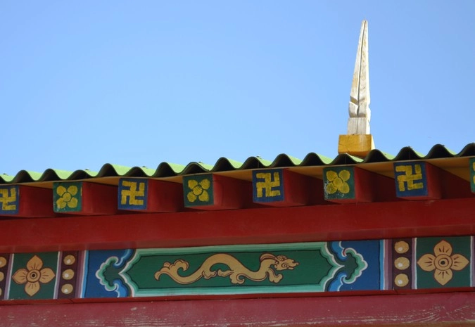 Символика Третьего Рейха или схожая с ней до степени смешения? Напомню, что Тува объявила войну Третьему Рейху 22 июня 1941 года, вскоре после объявления Германией войны СССР.