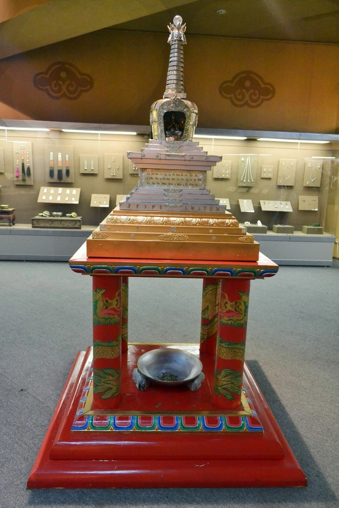 Святилище Белой Тары с жетвенником, изготовленные из серебра довольно высокой пробы