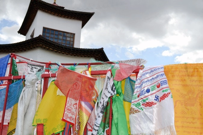 И вновь запрещенная символика, которую почему-то никто не срывает, не замазывает, не преследует за нее.