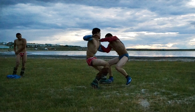 Удачный бросок и победа. Поражением считается касание земля любой третьей точкой.