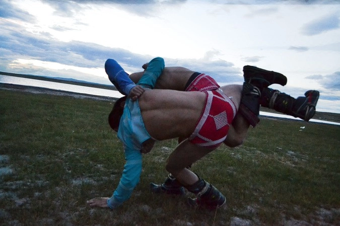 Эти парни приехали семьями отдохнуть на Дус Холь. В отличие от многих, они не заливали глотки водкой, а купались и… боролись.