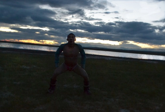 Танец Орла , исполняемый победителем на фоне заката.