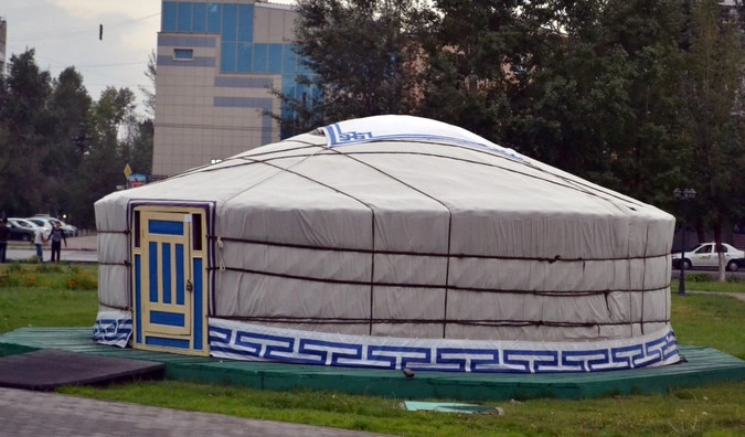 До сих пор кочевники живут в таких юртах. Их можно встретить на каждой стоянке ойратов и даже в городах. Ничего, более удобного для жизни в степи, цивилизация не изобрела. Эта фотография была сделана в центре Кызыла подле музея.