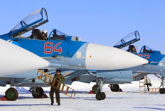 Подготовка к учебно-тренировочному полету палубного истребителя Су-33 279 отдельного корабельного истребительного авиаполка морской авиации Северного флота на аэродроме "Североморск-3".