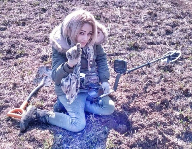 С металлоискателем. Фотография апреля 2015 года.