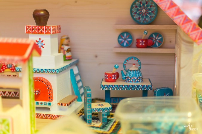 Игрушечный деревянный дом с утварью