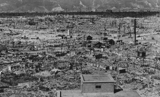 Вид Хиросимы и гор на заднем фоне осенью 1945 года. Снимок сделан с развалин госпиталя Красного Креста, менее чем в 1,60 км от гипоцентра