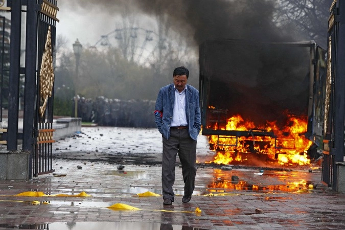 Сторонники оппозиции у здания правительства Киргизии в Бишкеке.  07.04.2010 