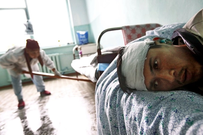 Пострадавший в ходе столкновений киргизов и узбеков 19 мая в Джалал-Абаде в больнице Сузакского района. 22.05.2010 