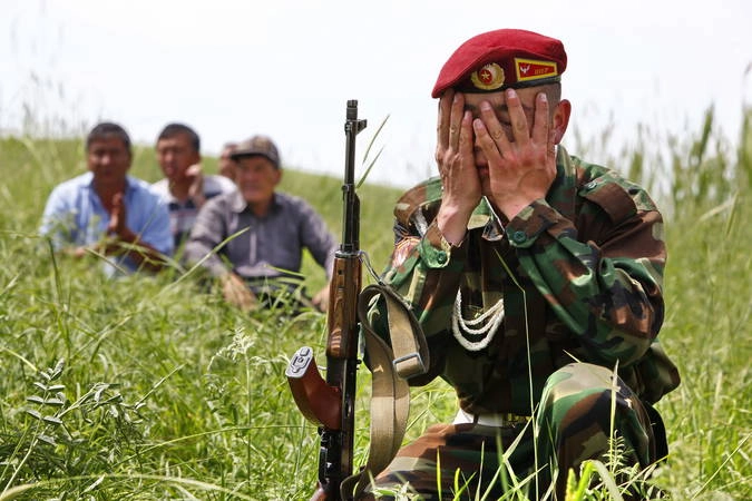 Похороны погибшего при беспорядках в Джалал-Абаде 14 мая прошли на мусульманском кладбище в селе Сафаровка. 16.05.2010