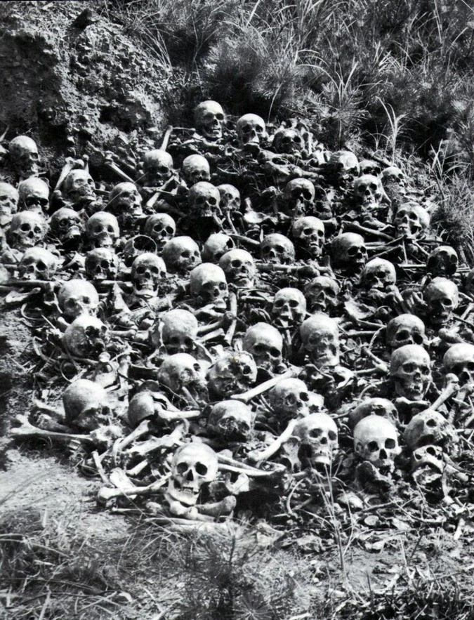 Останки погибших, спустя месяц после бомбардировки.