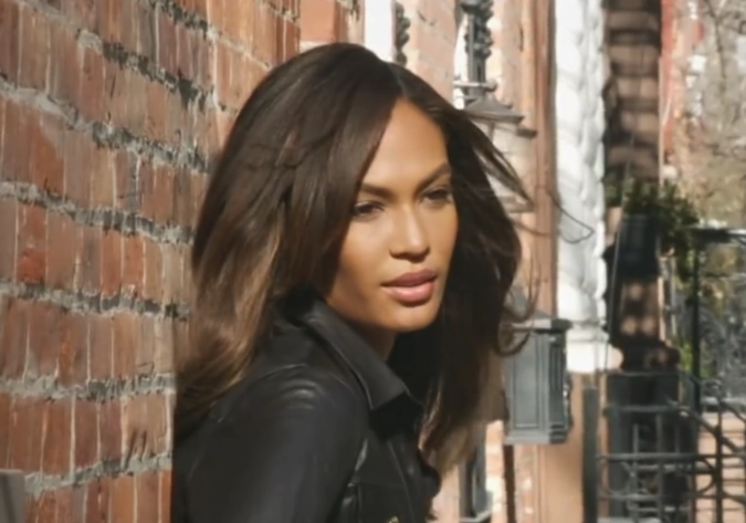 Седьмое место Forbes присвоил 27-летней пуэрториканке Джоан Смоллс . Ее доход за прошлый год благодаря сотрудничеству с Estee Lauder, H&M, Calvin Klein и другими марками составил $5,5 млн.