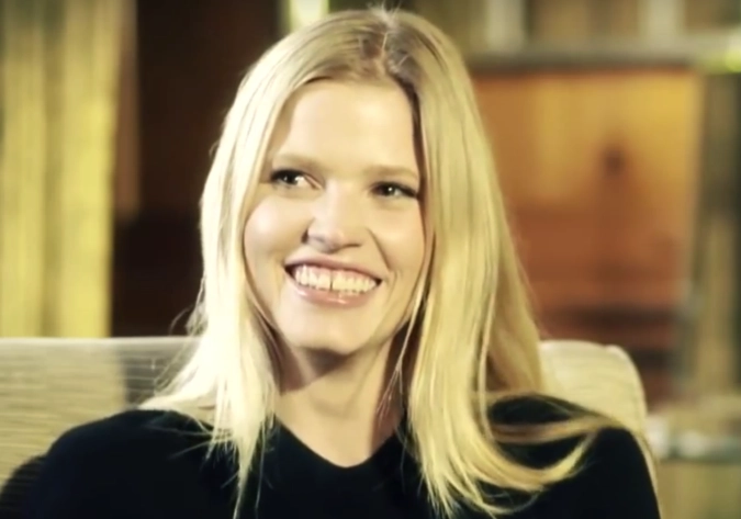 Восьмая позиция рейтинга досталась 31-летней Ларе Стоун с доходом в $5 млн. Модель из Нидерландов снимается для многих глянцевых изданий и представляет нескольких крупных марок, но больше всего она известна рекламой парфюма DKNY Be Delicious. 