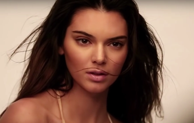 Впервые в список самых высокооплачиваемых моделей по версии Forbes попала Кендалл Дженнер. Она снималась в рекламах Givenchy, Balmain, Fendi и других брендов высокого ранга. В этом году без Кендалл не обходится практически ни один важный показ на Неделях моды. Кендалл заработала около $4 млн и заняла 16-е место.