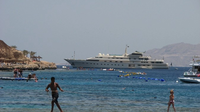 Египет утонули. Яхта с туристами Египет. Яхта в Египте тонет. Яхта с туристами загорелась у побережья красного моря в Египте. В Египте сгорела яхта с туристами.