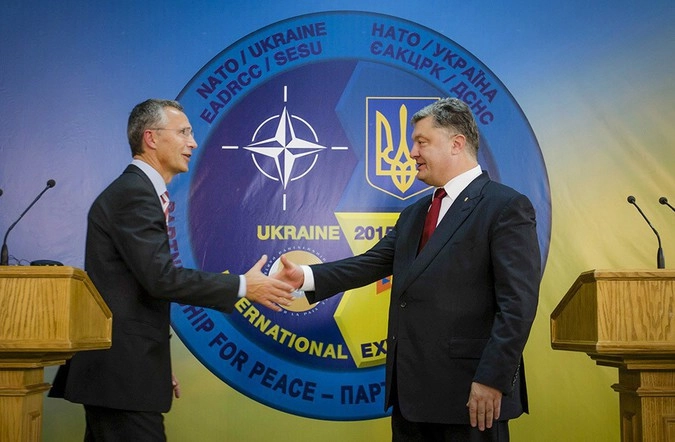 Генеральный секретарь НАТО Йенс Столтенберг (слева) и президент Украины Петр Порошенко 