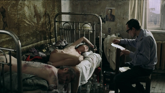 Александр Баширов в фильме «Груз 200» (слева в углу)