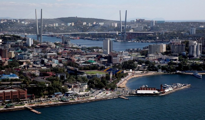 Вид на набережную Спортивной гавани во Владивостоке.