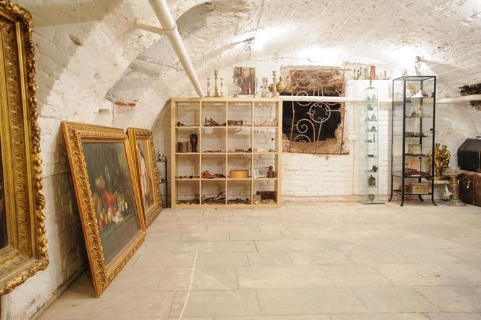 "Еще у нас есть очень крутой подвал со сводами и белокаменными полами, там всякие выставки проходят", — рассказывает Евгений Соседов.