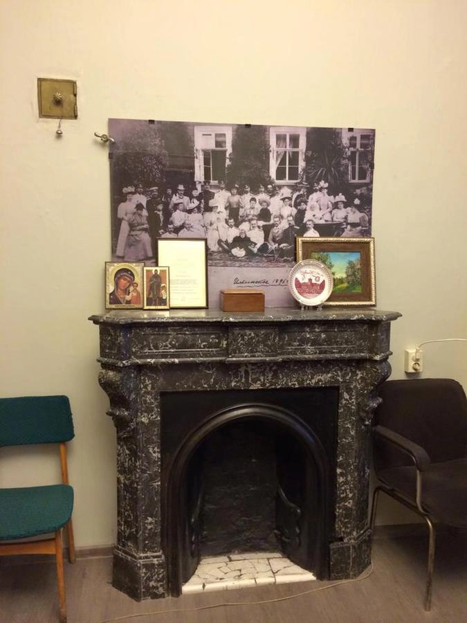 «А еще в стенах ВООПиК есть вот такой интересный камин, мы его так же отреставрировали собственными силами», — показывает Соседов.