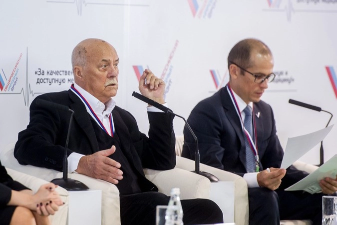 Депутат Госдумы Станислав Говорухин и Секретарь Общественной палаты РФ Александр Бречалов открыли в воскресенье медицинский форум ОНФ