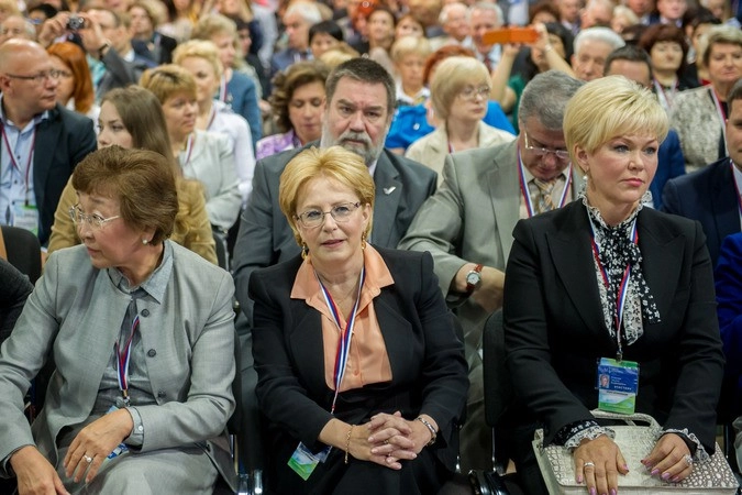 Главе Минздрава РФ Веронике Скворцовой (на фото в центре) на форуме ОНФ пришлось нелегко 