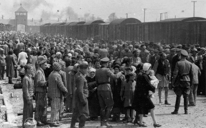 Депортация евреев в лагеря смерти.