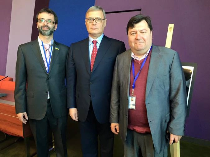 Украинский депутат Георгий Логвинский (слева от Михаила Касьянова)