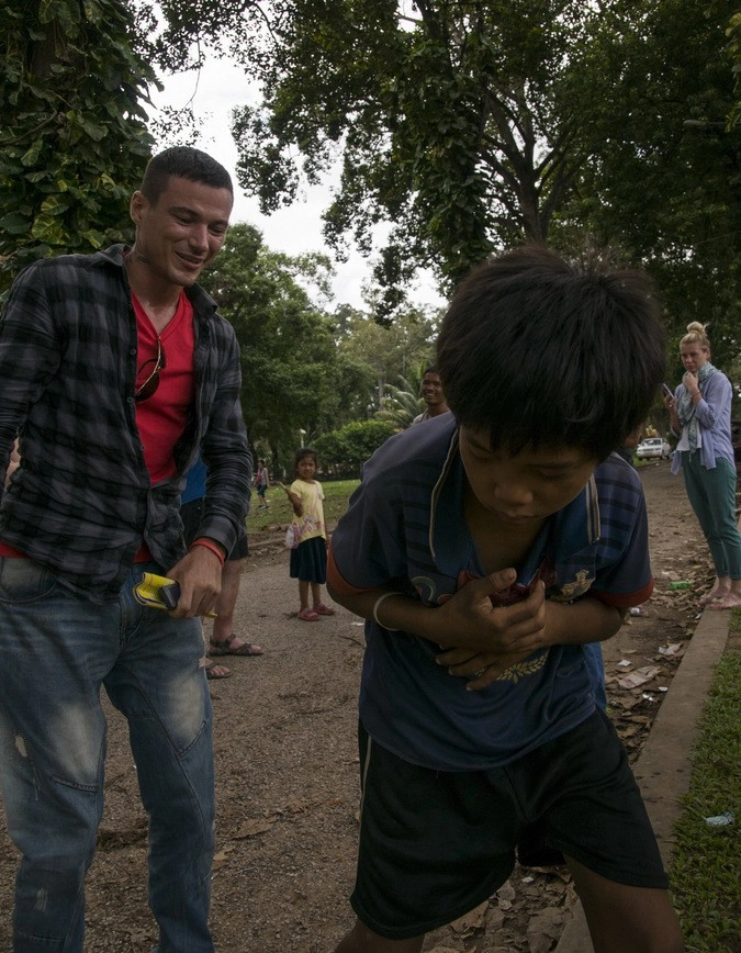 Этот сообразительный «террорист» подходит к группам иностранных туристов в королевском парке и начинает громко выть на смеси кхмерского и звериного языков в такт с гидом. Смысл завываний очень прост – дай мне один американский доллар и я уйду.
