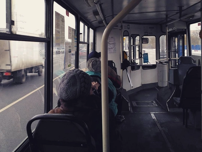 В минуты когда троллейбус с пассажирами. Троллейбус салон с людьми. Троллейбус изнутри с людьми. Салон троллейбуса. Пассажиры троллейбуса.