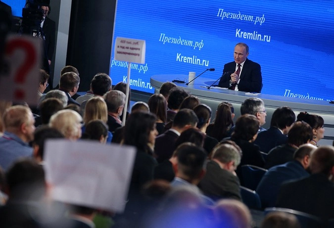 «Переводчик из 90-х» позабавил журналистов на пресс-конференции Путина