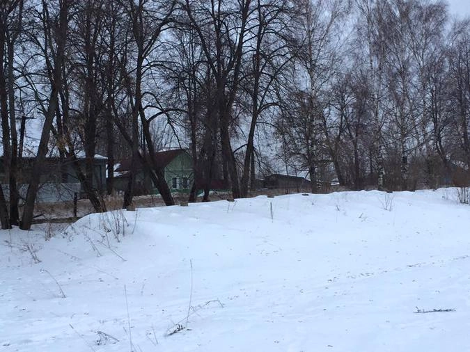  Вместо второй трибуны — холмик с видом на деревенские домики.