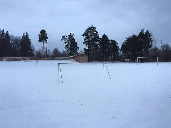 Несмотря на разруху, здесь вроде бы играют в футбол на первенство Ярославской области.