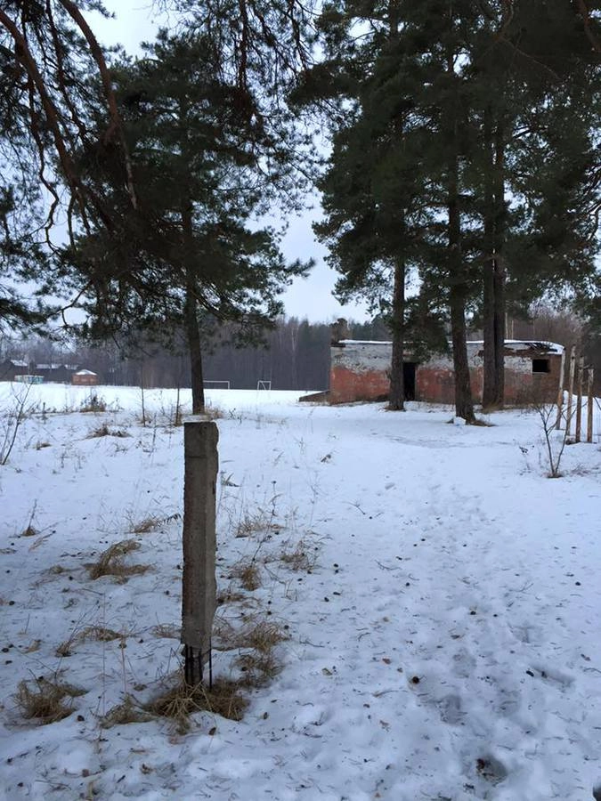 Сюда по идее прибывал автобус с футболистами.