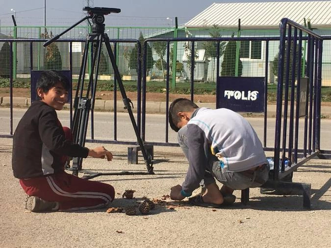 Турецко-сирийская граница на замке. Но не для всех.