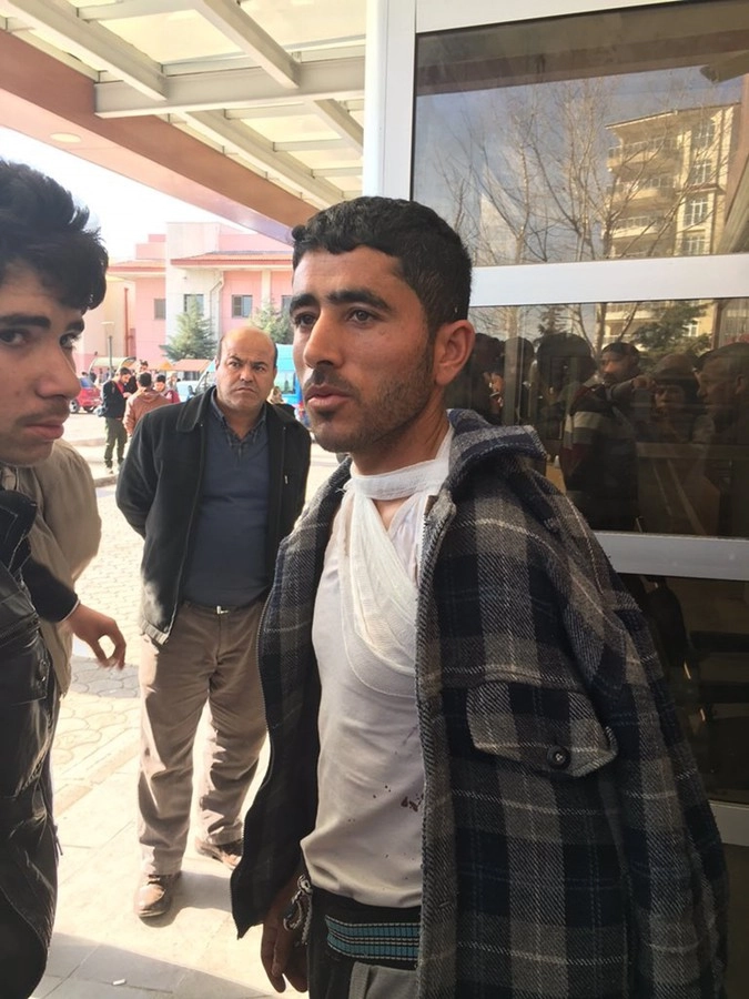 Житель города Азаз, Мустафа, лично видел заходящие для удара самолеты. Чьи - на разглядел.