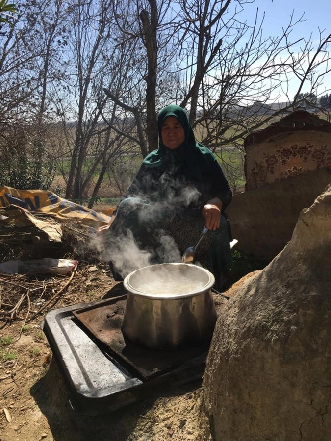 Женщину по имени Ханум не смущает, что территория ИГ начинается у нее на заднем дворе