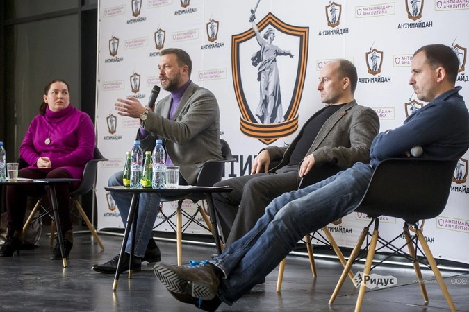 Член Совета Федерации, сопредседатель движения "Антимайдан" Дмитрий Саблин, Николай Стариков, кандидат социологических наук, доцент ВШЭ Галина Градосельская и журналист Константин Семин.