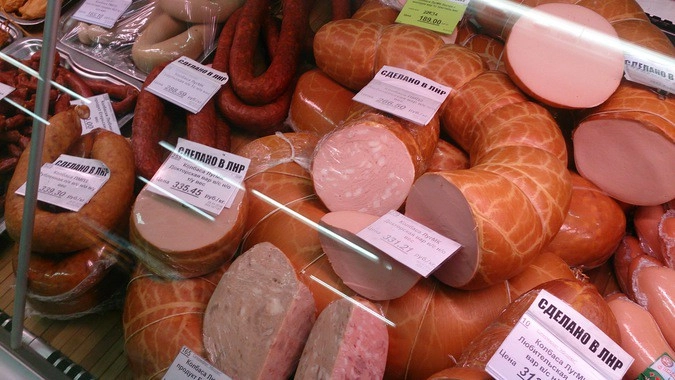 Прилавки в колбасном отделе в одном из маназинов Луганска
